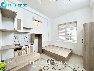 Cho thuê căn hộ dịch vụ gần Vạn Hạnh Mall có cửa sổ full nội thất