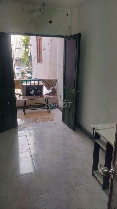 Mình còn 1 phòng tróng có ban công