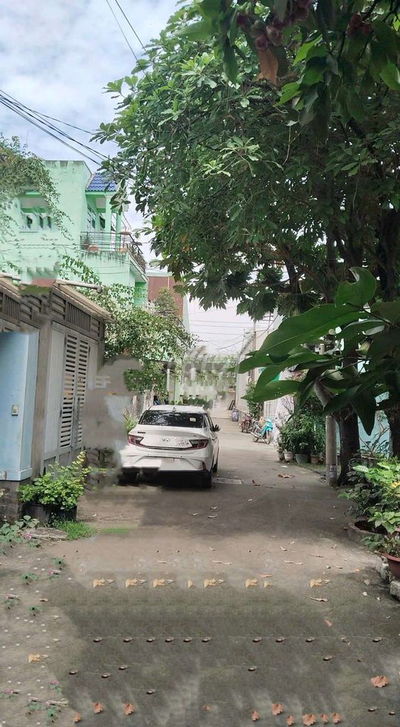 Nhà cấp 4. Hẻm xe hơi gần QL1 . DT: 82m2