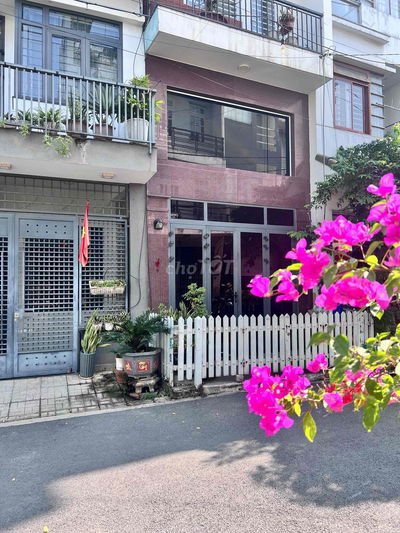 NHÀ    GIÁP GÒ VẤP.  4 Lầu. Giá : 7.1 tỷ