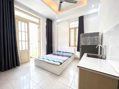 Cho thuê phòng ban công đầy đủ nội thất gần sân bay