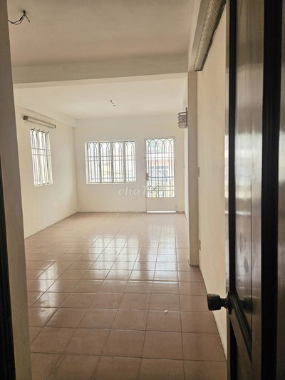 CHO NỮ THUÊ PHÒNG 40M2 NHÀ MẶT TIỀN