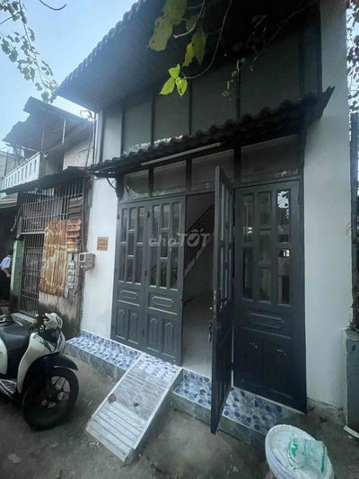 nhà 2căn 1 sổ hẻm 4m đúc lửng 2 pn 2 tolet. 1 phòng thờ