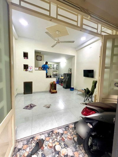 Nhà rộng hẻm thông thoáng, gần mặt tiền Phạm Văn Bạch.