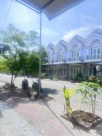 cho thuê nhà lầu mới . Sân đậu ô tô . Đường 17m . Khu đô thị thịnh gia