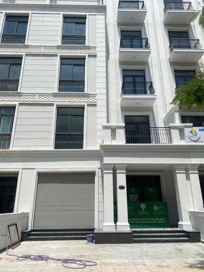 Cho thuê nhà phố full nội thất , máy lạnh, 5 tầng trên 600m2