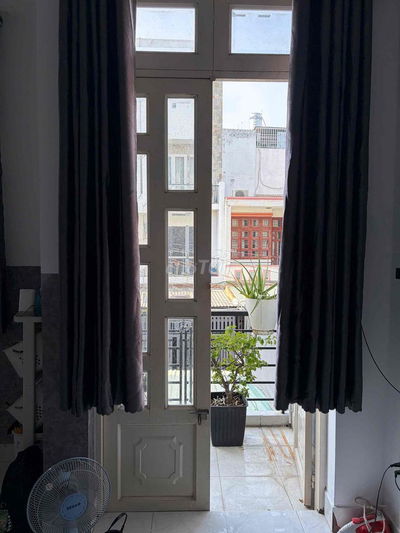 Phòng full nội thất, có ban công, hẻm xe hơi rộng rãi Lê Văn Thọ