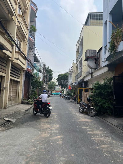 Nhà Đường xe tải né nhau khu vực kinh doanh tuyến Nhà ga T3 - 2 lầu