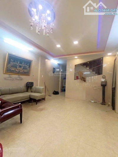 Khám phá mặt tiền 3 tầng xây tâm huyết trên trục Dương Bá Trạc Q8, cách Quận 5 khoảng 300