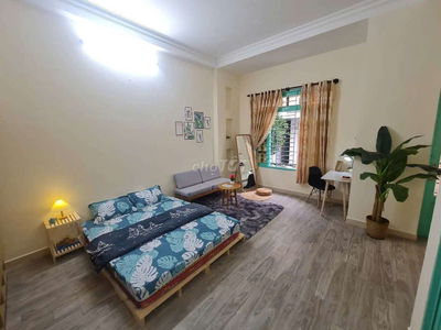 Phòng full nội thất có ban công, giờ giấc tự do ngay Sân Bay