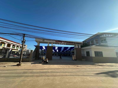 BÁN ĐẤT TẶNG NHÀ 3 TẦNG -VỊ TRÍ KINH DOANH ĐẮC ĐỊA - SÁT CỔNG TRƯỜNG H