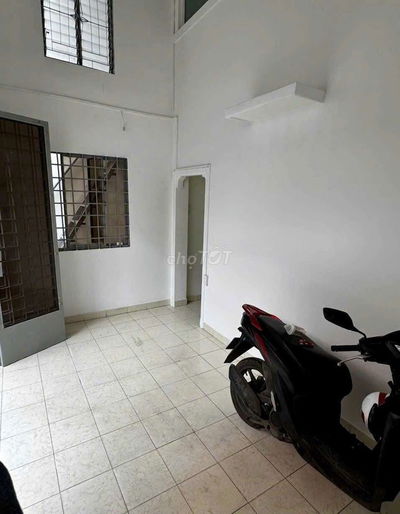 Nhà quoc lộ 13.  Hẻm xe tải