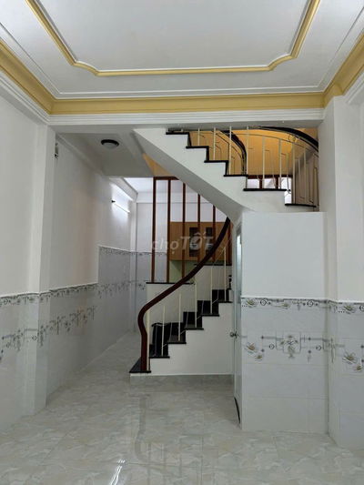 4PN, 3WC. Nhà 3 tầng HXH Nguyễn Kim, Q10. DT: 4x10m. Giá 17 triệu/th