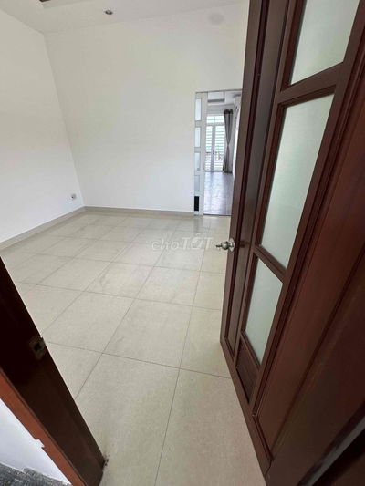 Phòng máy lạnh, ban công, cửa sổ, nhà mặt tiền 590 LBB cho thuê rẻ