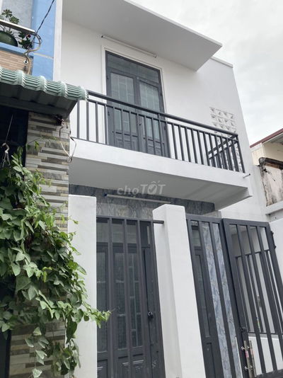 Phòng trọ mặt tiền hẽm, có ban công, 1 lầu , sân phơi