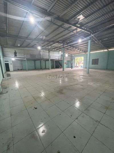 Cho thuê xưởng trống suốt nền gạch men