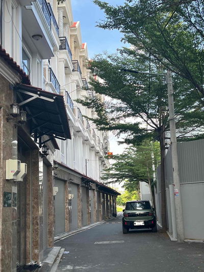 Bán nhà 4 tầng QL13 gần Vạn Phúc City, xe hơi vào nhà