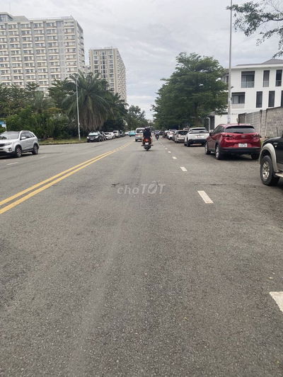 Lô đất mặt tiền đường D1 KDC  Nam Long DT 240m, khu vip