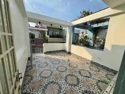Nhà 50m2 vuông vức, không lộ giới, có sân thượng, hẻm rộng.