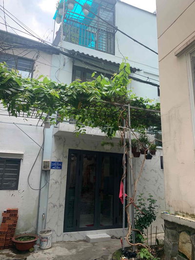 nhà 1 trệt 2 lầu 2 phong ngu 2 tollet  1 sân thuong