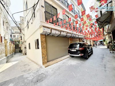 Nhà Hoàng Quốc Việt Ngõ ô tô tránh kinh doanh, nhà mới thang máy,lô góc 3 thoáng, gần phố