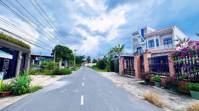 bán nhà 1 trệt 2 lầu full nội thất , mặt tiền dx 042 . phú mỹ