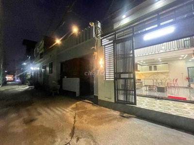 cần bán nhà thạnh lộc 15/. dt 5-11 có 2pngu.hem 5m xe hơi chỉ hơn 4 ty