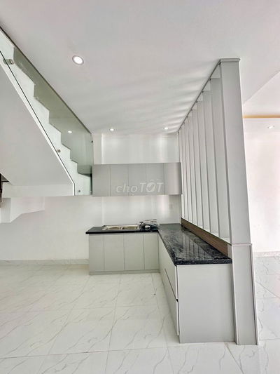 Cho thuê nhanh nhà 1 trệt 1 lầu sân xe hơi mới tinh ngay chợ Thạnh Phú