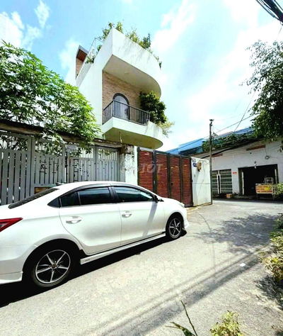 Ngay Himlam Linh Chiểu,Thủ Đức.Căn góc, 2 mặt hẻm xe hơi. 127m2, 3Tầng