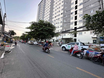 Cho thuê 7m mặt tiền đường 154, 105m2, đối diện chung cư