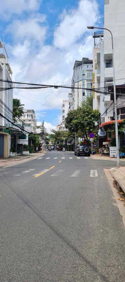 Khách Sạn 7 Tầng Gần Biển Thuỳ Vân