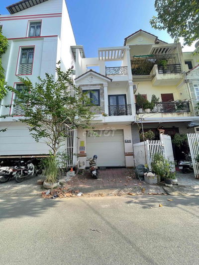 Nhà 2 lầu 3 phòng 4 máy lạnh KDC Long Thịnh