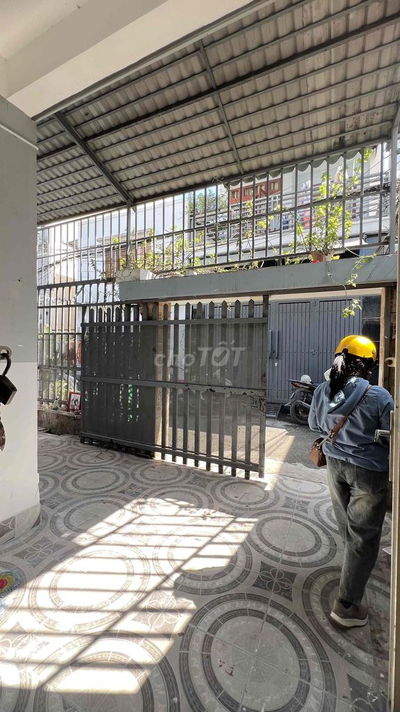 Cho thuê nhà hẻm ô tô 1115 HTP gần sân banh CR7 có sẵn 2 máy lạnh