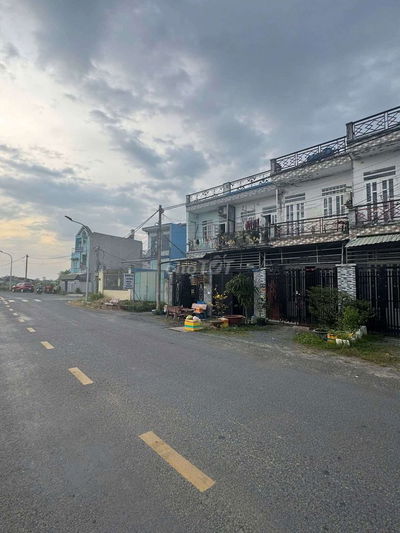 Nhà mặt tiền 12m bà điểm chỉ 2390