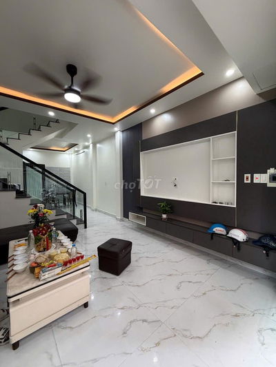 Cho thuê nhà phố Văn Cao, DT: 45m2, 3 p.ngủ full nội thất.