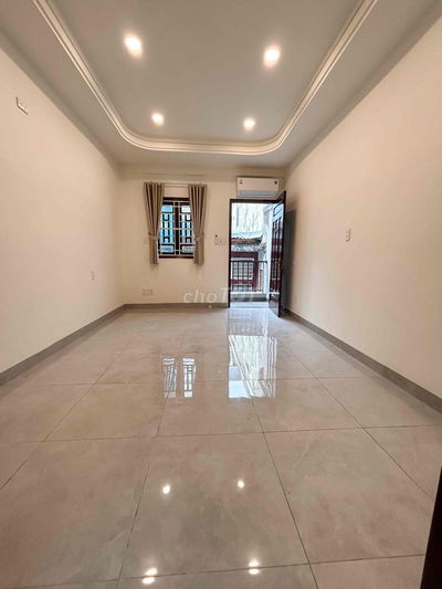 cho thuê căn hộ ban công sát bên cầu Khánh Hội Quận 4 giá chỉ 5 triệu