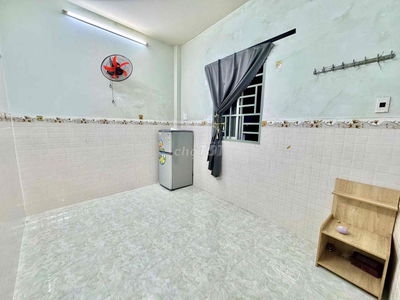 phòng cửa sổ giá rẻ trung tâm q4, sát Q1