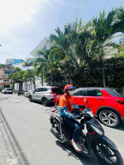 HẺM XE HƠI ĐẬU ĐỖ - SÁT CÔNG VIÊN HOÀNG VĂN THỤ