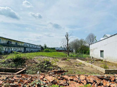 Cho thuê đất 3.000 m2 mặt tiền gần đại học FPT