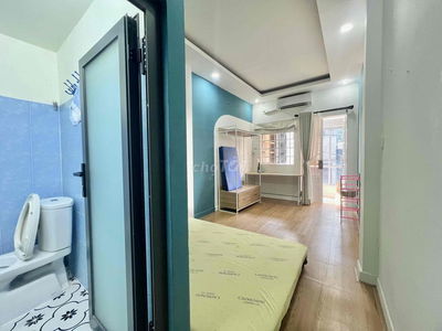 CHO THUÊ CĂN HỘ BAN CÔNG NGAY CẦU VƯỢT 3 THÁNG 2 QUẬN 10 LẦU 1 FULL NT