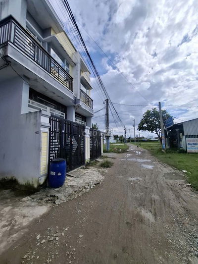 bán nhà gần chợ sổ riêng sang tên ngay Hóc Môn giá dưới 1ty