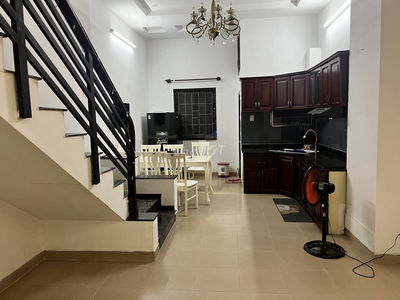 Cho thuê nguyên căn gần Xuân Thủy (4x14m) 1 trệt 3 lầu. Giá thuê 37tr