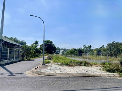 Bán lô đất ở 2MT tại xã Phú Hoà Đông, dt 80m2. Giá 800tr - Sát TL15