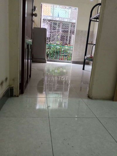 Phòng gần chợ,thoáng mát, bacnon rộng.