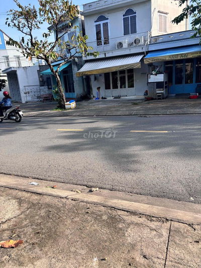 Cần cho thuê mặt bằng buôn bán truoc nhà