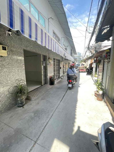 ban nhà lớn và 4 can nhà trọ