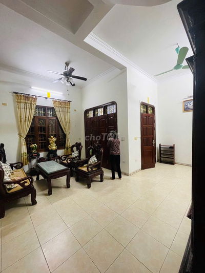 Nhà cách mặt phố Nguyễn Khang 10m có DT 50m2 4 tầng 2p/t ở luôn.