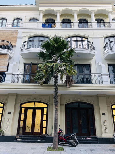 Cắt lỗ Chà Là 15 đối diện 30 toà chung cư MIK, mặt sau công viên. Con đường dẫn vào dự án chung cư