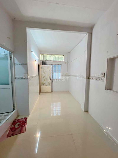 phòng tầng 1 ngay ĐH Nguyễn Tất Thành