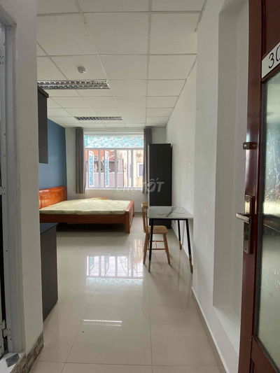 Phòng đầy đủ nội thất có cửa sổ lớn ngay hàng sanh